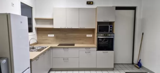 Création d'une cuisine sur mesure pour des locaux de gare à Puyoo