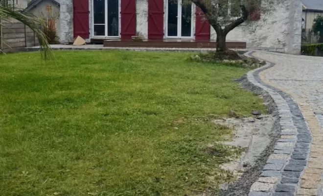 Création et réalisation d'un aménagement extérieur de pavés en granit à Sainte Colome